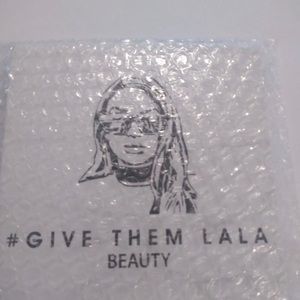 Give them Lala Grown women eyeshadow pallete